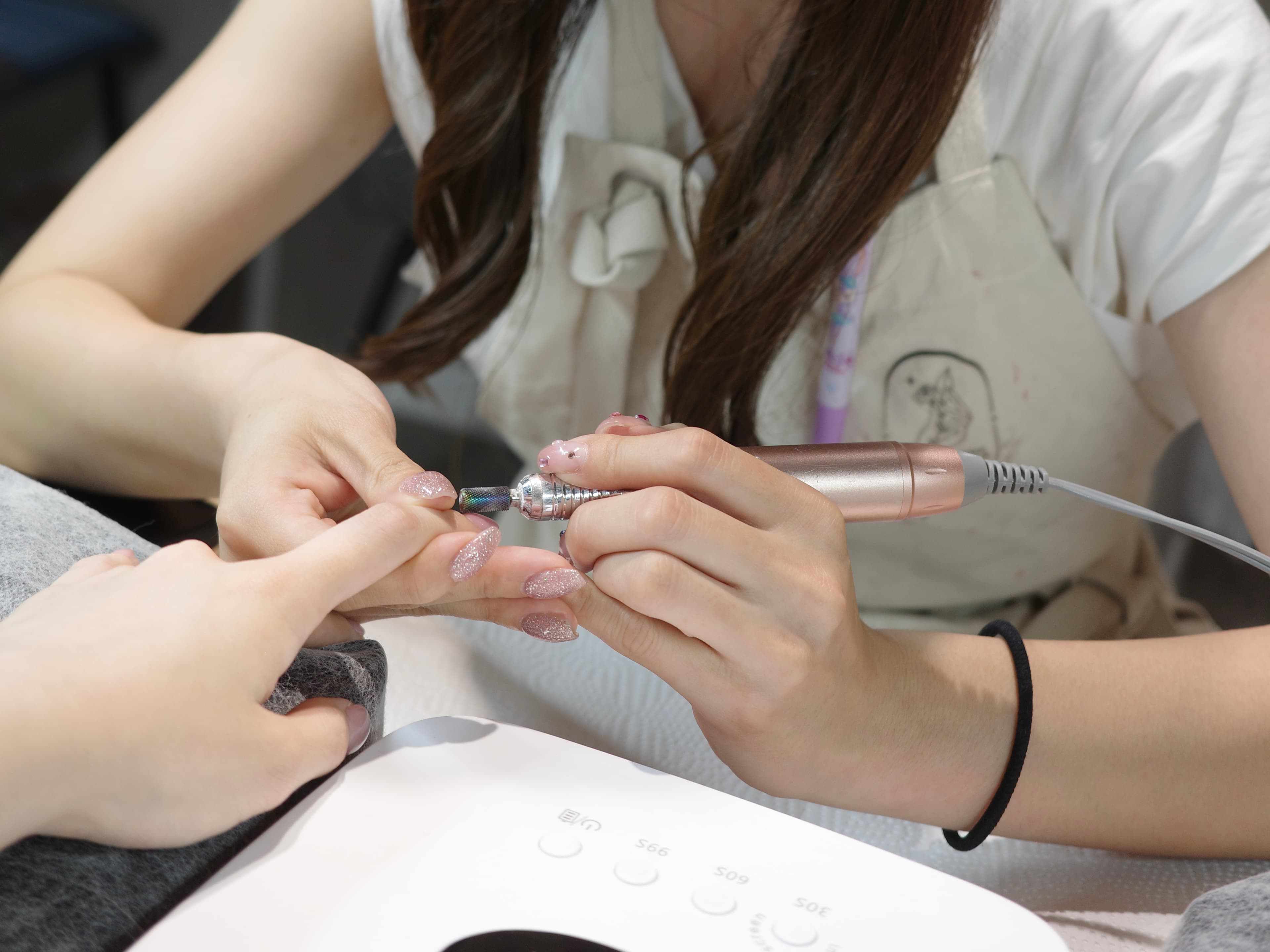 Gentle off with less damage to nails