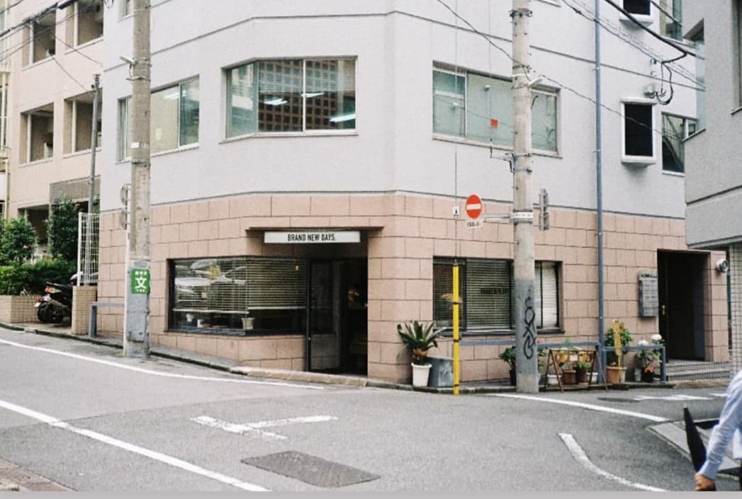 A location that is easy to go to in between sightseeing and shopping