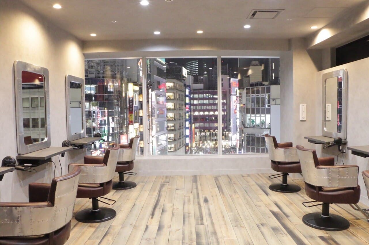 Right next to Shinjuku station. A sophisticated hideaway salon where you can forget the hustle and bustle of the city.