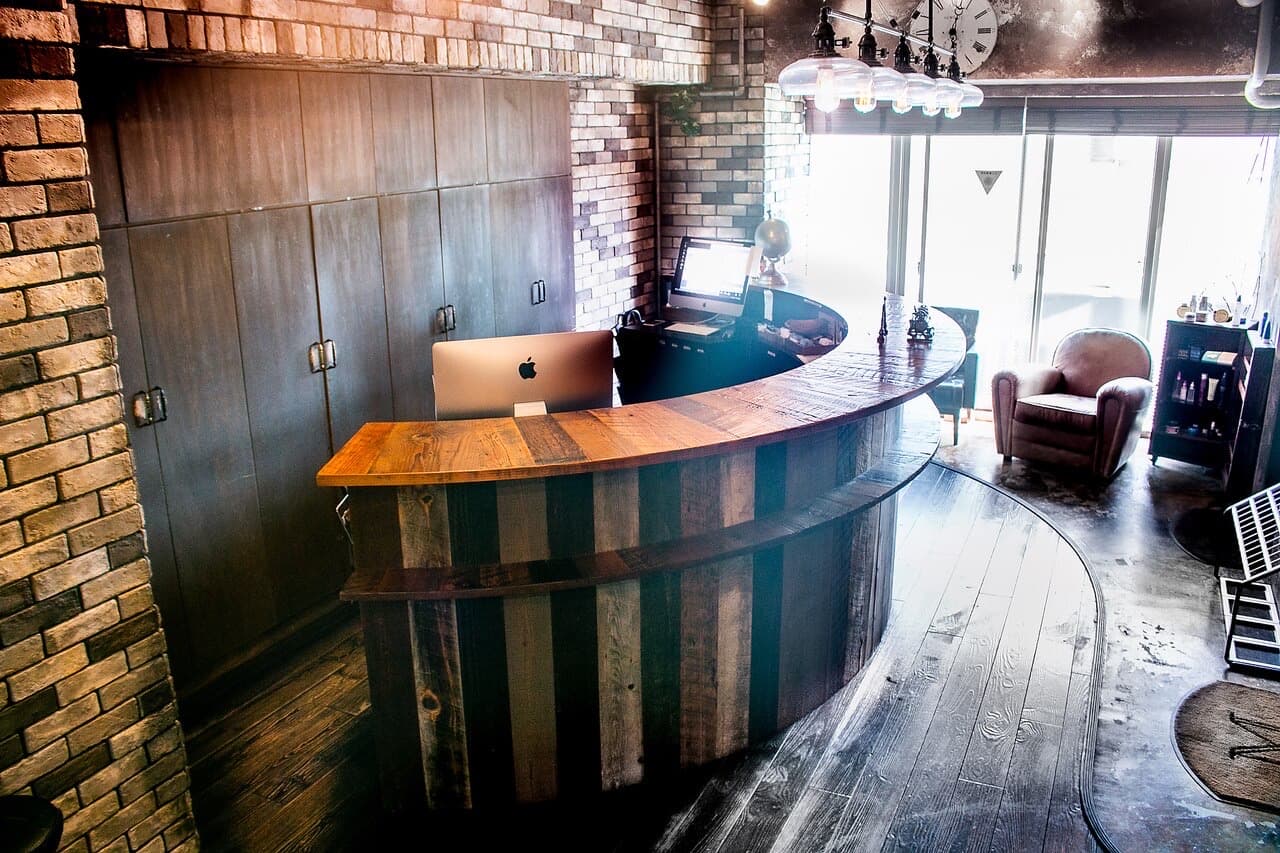Right next to Ikebukuro station in Tokyo. A sophisticated hideaway salon where you can forget the hustle and bustle of the city.